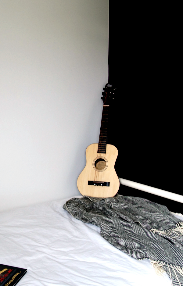 kids_gitar_white_bed_blanket_monochrome_walls