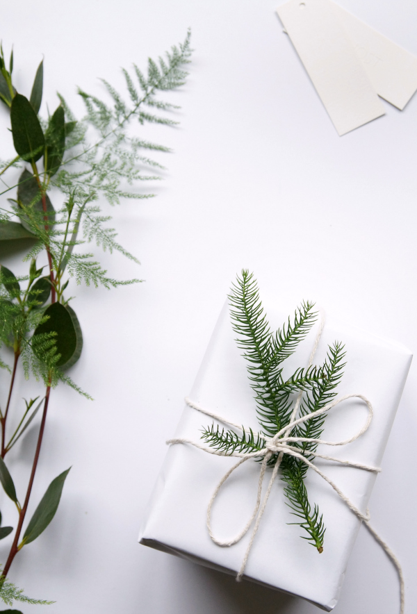 present wrapped with white paper and foliage, minimalist gift wrapping ideas