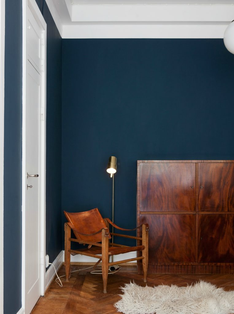 leather chair blue wall
