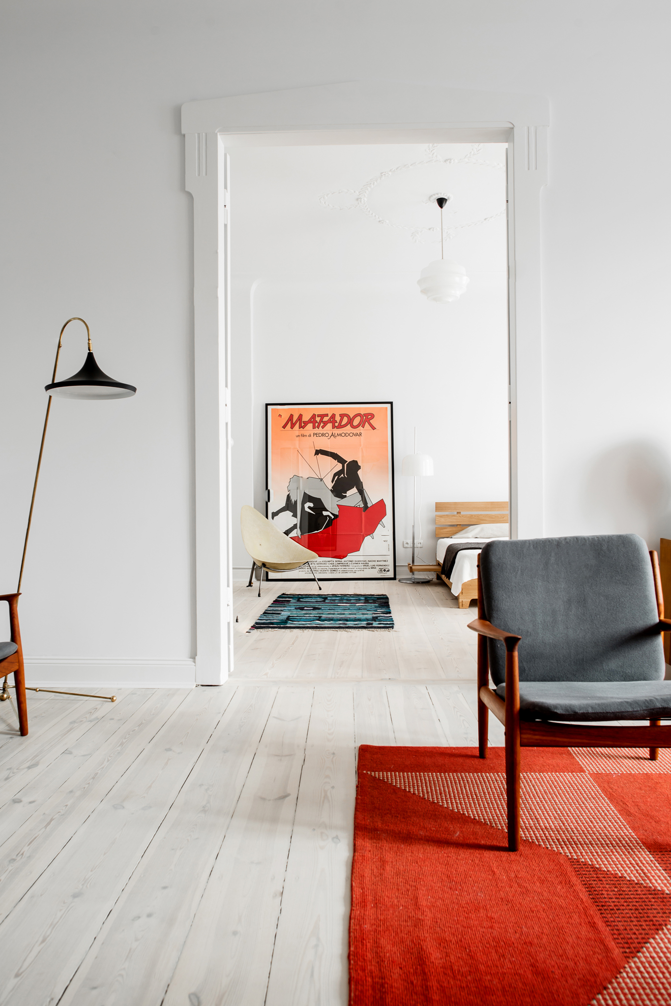 loft-kolasinski© karolinabak.com white living room with red rug 