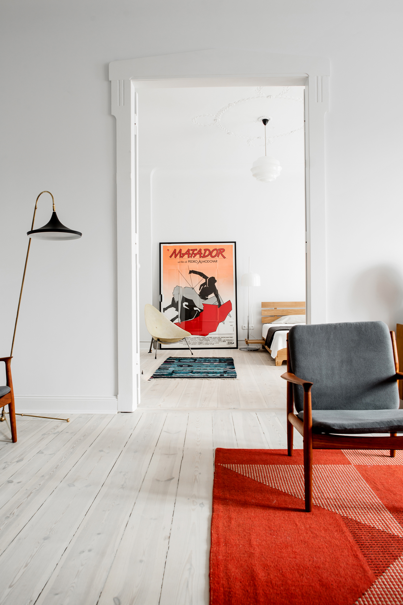 loft-kolasinski© karolinabak.com white living room with red rug