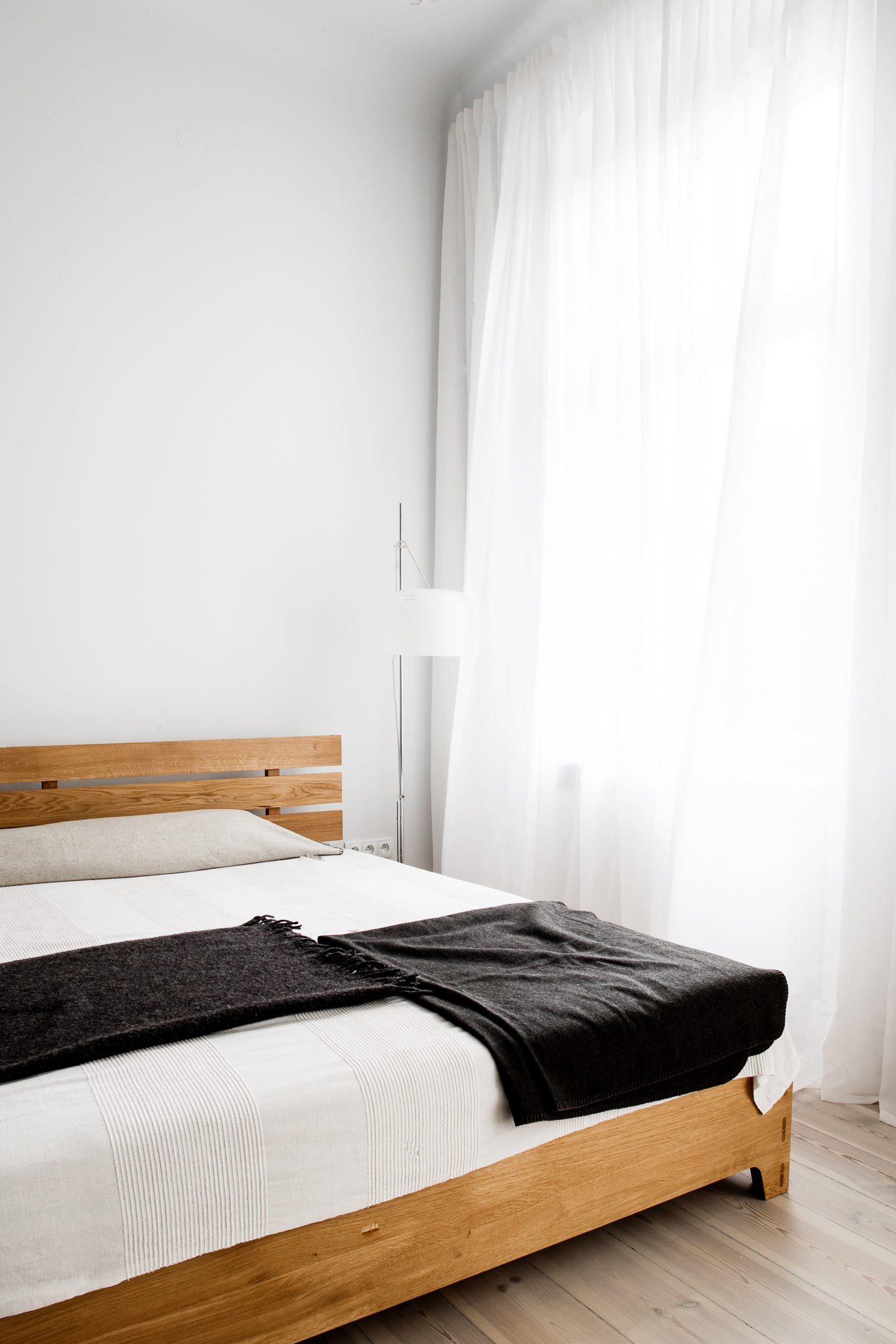 loft-kolasinski© karolinabak.com white black and wood bedroom