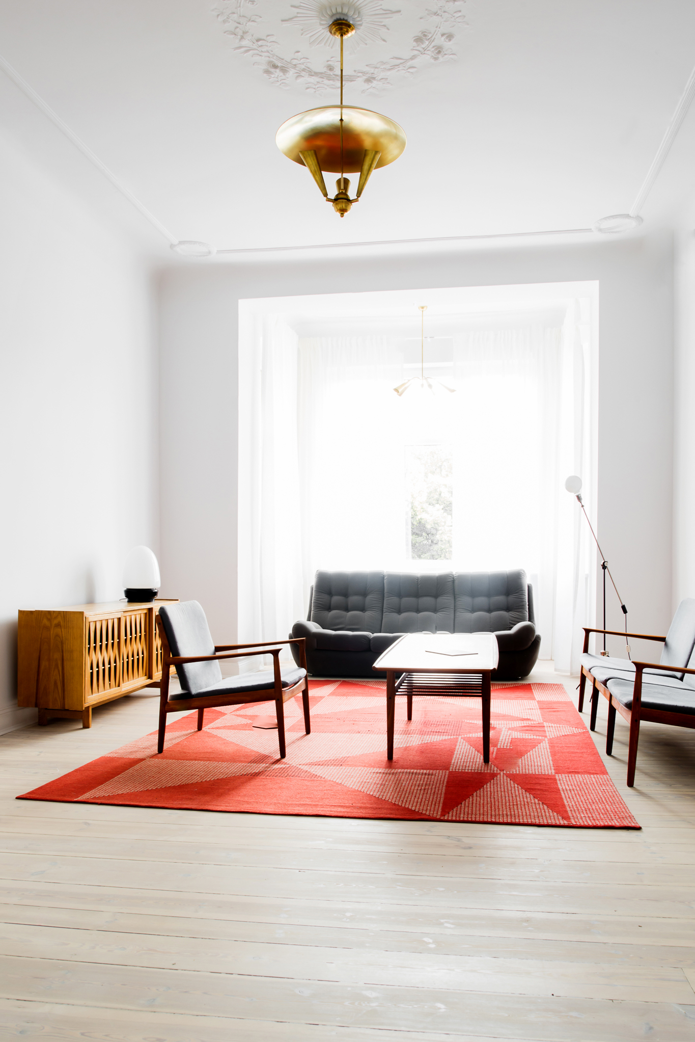 loft-kolasinski© karolinabak.com large red rug