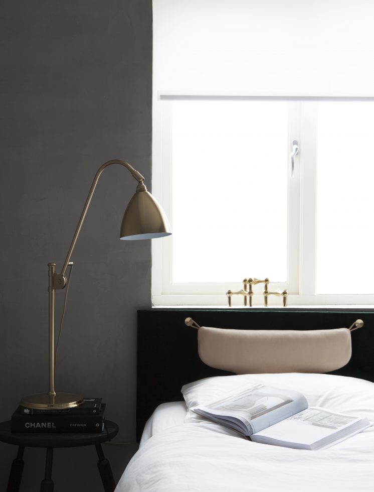Atelier Ribe gold details in a monchrome bedroom