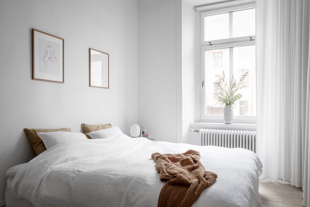 A touch of colour in a white Nordic bedroom photo by Alvhem
