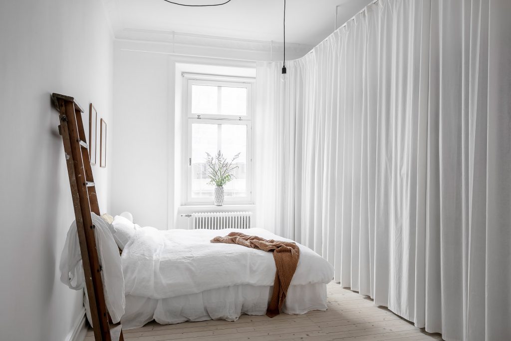 A touch of colour in a white Nordic bedroom photo by Alvhem