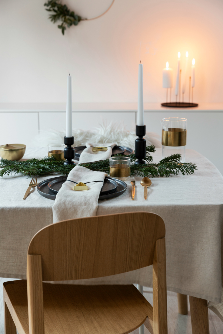 Christmas table setting ideas with brass decorations