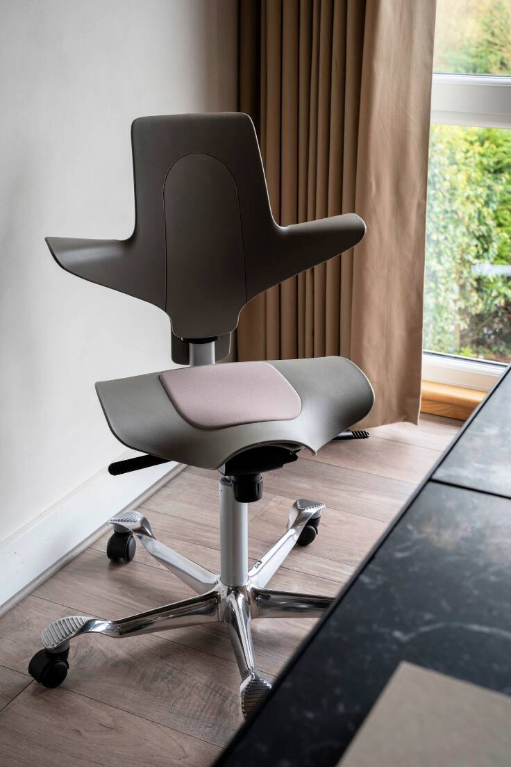 My workspace with a new office chair from Flokk