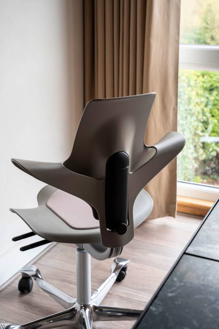 My workspace with a new office chair from Flokk