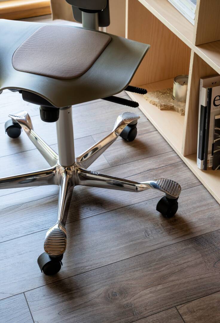 My workspace with a new office chair from Flokk
