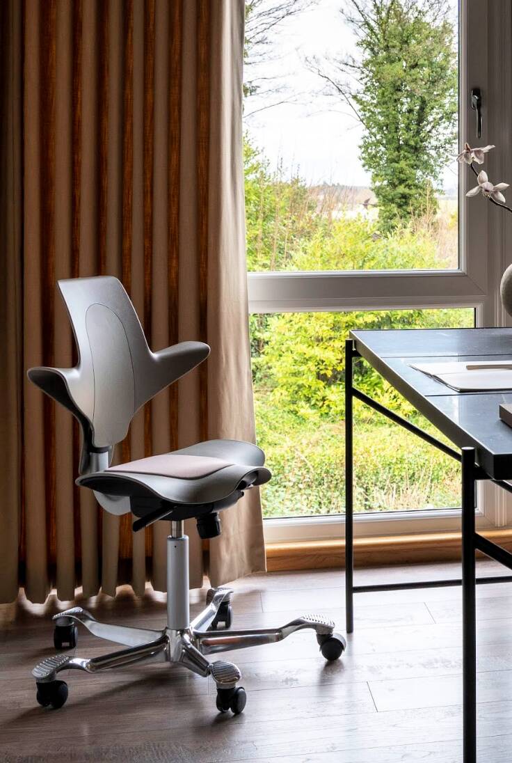 My workspace with a new office chair from Flokk