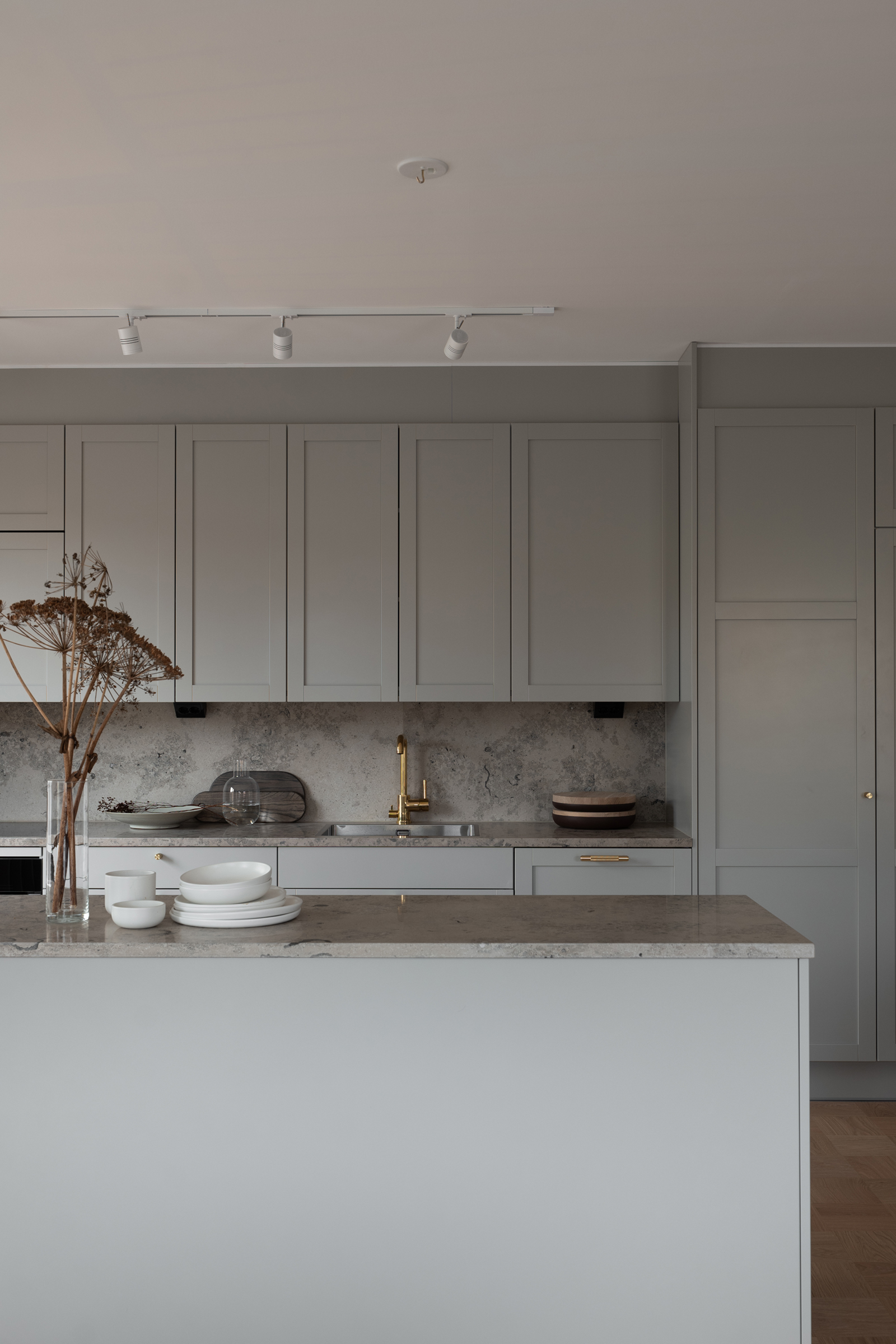 Stunning light grey Nordic kitchen with brass details and stone worktops