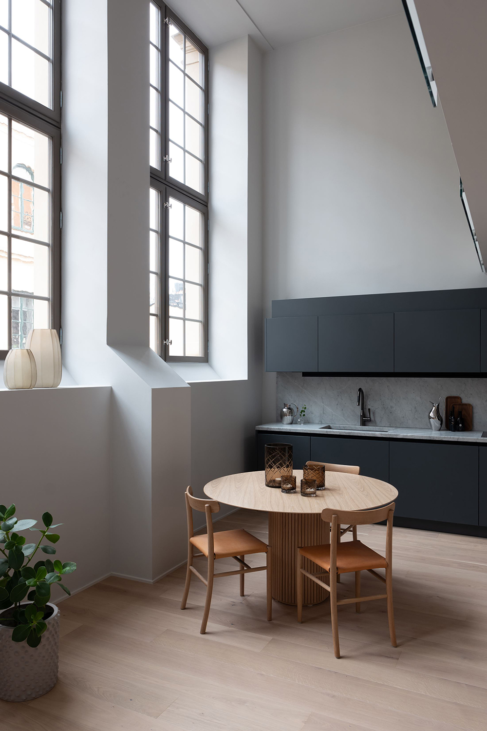Minimal kitchen with carrara marble and bold midnight blue units